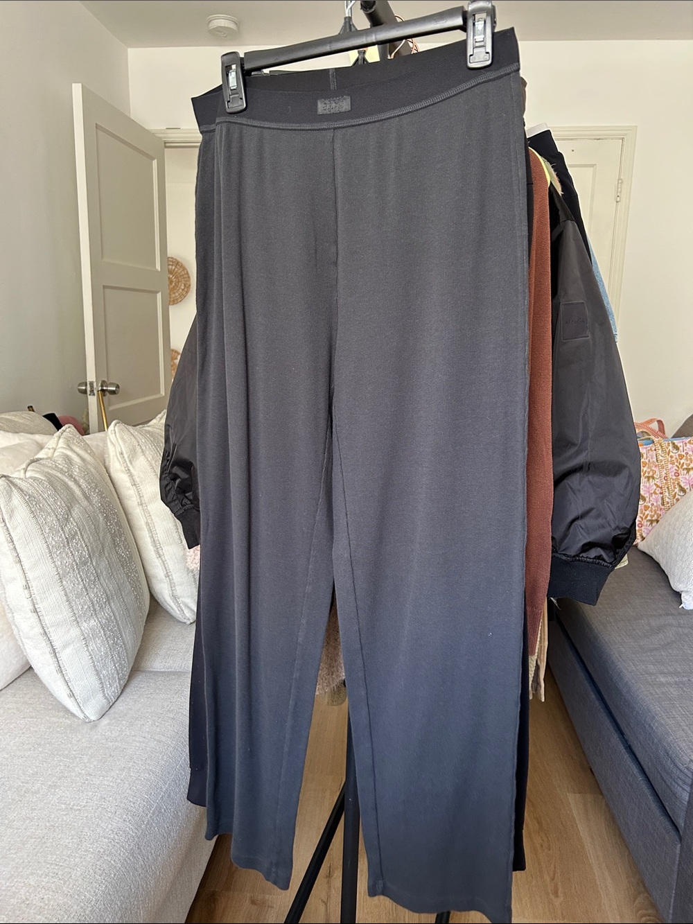 SKIMS Pant. Size medium. 30” inseam. Black.